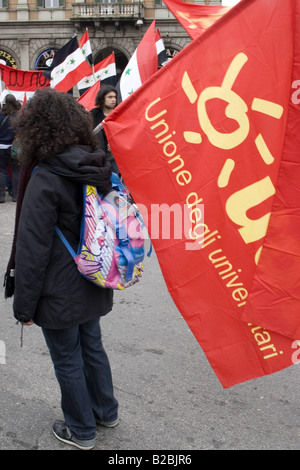 I manifestanti con le bandiere in pace rally Roma Italia Foto Stock