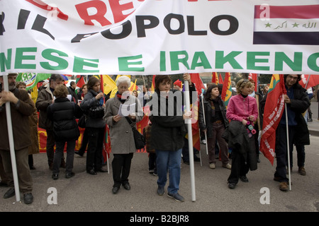 I manifestanti con le bandiere in pace rally Roma Italia Foto Stock