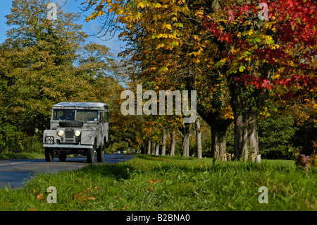 Grigio 1950 Land Rover Serie uno 86 pollici Station Wagon sulla strada di campagna in Inghilterra del sud. Foto Stock
