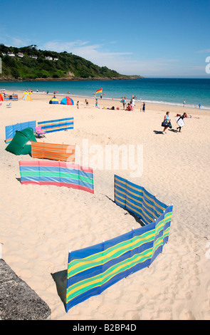 Frangiventi colorati su Carbis Bay beach in Cornwall Regno Unito. Foto Stock