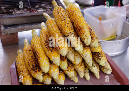 Mais alla griglia sulla vendita a Cameron Highland in Malaysia. Foto Stock
