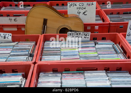 La musica i dischi CD per la vendita nel mercato delle pulci di Museumsinsel isola dei musei quartiere Mitte di Berlino Germania Foto Stock