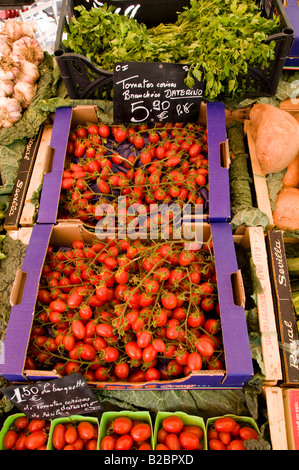 Il display di pomodori ciliegia, Cours Saleya mercato, la città vecchia di Nizza, Sud Francia Foto Stock