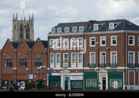 Dockside edifici su Humber Dock Street, Kingston upon Hull, Yorkshire e la torre della chiesa della Santa Trinità in un pomeriggio soleggiato Foto Stock