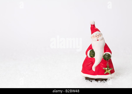 Babbo Natale fatto di argilla su falsi neve Foto Stock