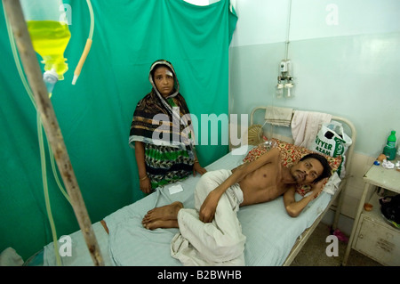 Quando questo uomo è stato diagnosticato con tubercolosi la metà di un anno fa ha deciso di non tenerne conto, poiché egli è stato feeling relativamente buona ph Foto Stock