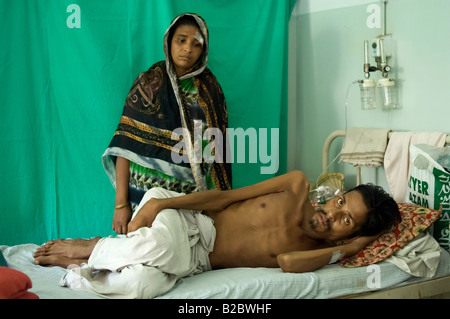 Quando questo uomo è stato diagnosticato con tubercolosi la metà di un anno fa ha deciso di non tenerne conto, poiché egli è stato feeling relativamente buona ph Foto Stock