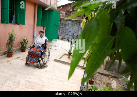 Salma Bibi, 18, ha trascorso gli ultimi due anni della sua vita a letto. Lei soffre di una grave tubercolosi spinale con gravi comp Foto Stock