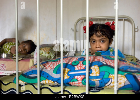 La tubercolosi bambini malati di tubercolosi spinale, in Pushpa Childrens tubercolosi clinica, un TB-center specialmente per bambini Foto Stock