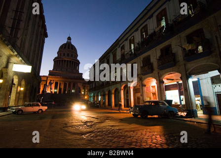 Dark rundown street con vista verso il Capitolio coloniale edificio a La Habana Vieja La Habana Cuba Foto Stock