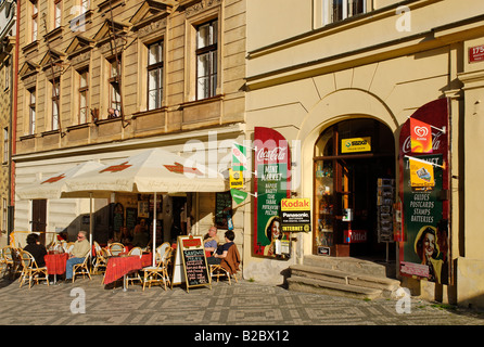 Street cafe in Hradcany, il quartiere del Castello, Mala Strana, Minor trimestre, Sito Patrimonio Mondiale dell'UNESCO, Praga, Repubblica ceca, Foto Stock