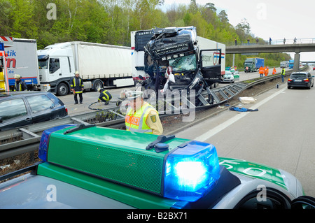 Veicolo di polizia sulla corsia di sinistra della carreggiata opposta per i grandi camion incidente sulla autostrada A8, in direzione di Foto Stock