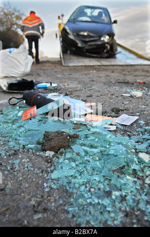 Auto danneggiata essendo caricati su un traino ADAC-carrello dopo un incidente, il vetro rotto in primo piano, Ohmden, Esslingen county, ordinò Foto Stock