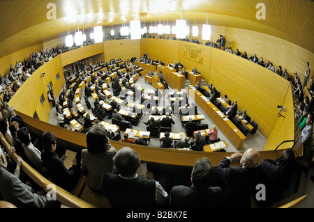 Assembly Hall del Landtag, l assemblea legislativa del Baden-Wuerttemberg, presi dal pubblico area salotto, i visitatori in t Foto Stock