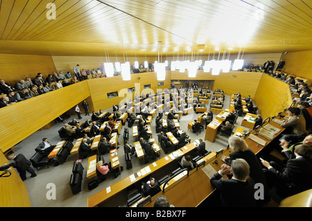 Assembly Hall del Landtag, l assemblea legislativa del Baden-Wuerttemberg, presi dal pubblico area salotto, i visitatori in t Foto Stock