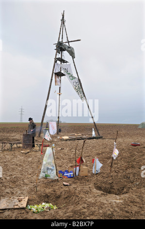 Torre costruita da anti-OGM attivisti occupare un campo sperimentale di mais geneticamente modificato a Hof von Tachenhausen, Oberbohingen Foto Stock