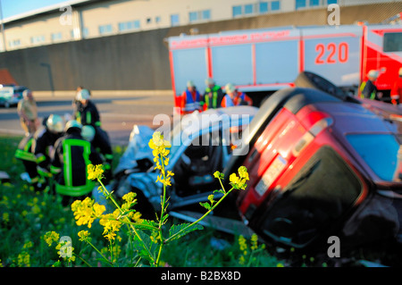 Incidente di traffico, una persona muore dopo una collisione frontale vicino all'aeroporto di Stoccarda, Baden-Wuerttemberg, Germania, Europa Foto Stock