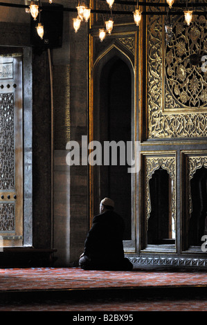 Uomo religioso pregando, Sultan Ahmed moschea, Moschea Blu, Istanbul, Turchia Foto Stock