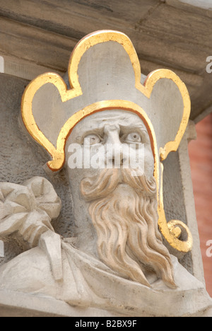 Dettaglio statua della facciata della casa nella città vecchia a Danzica Polonia Foto Stock