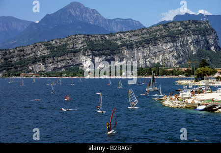 Windsurf sul Lago di Garda vicino a Torbole, Italia, Europa Foto Stock