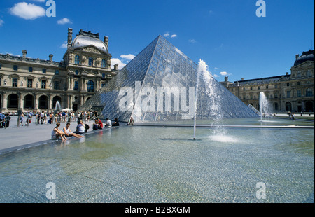 22 metri di altezza la piramide di vetro all'entrata principale del Louvre, Parigi, Francia, Europa Foto Stock