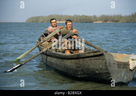 I pescatori su un braccio del Danubio vicino a Tulcea contea, il Delta del Danubio, Romania, Europa Foto Stock