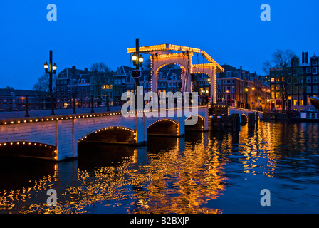 Magere Brug oltre il fiume Amstel di Amsterdam, Paesi Bassi, Europa Foto Stock