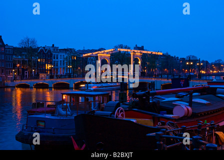 Magere Brug oltre il fiume Amstel di Amsterdam, Paesi Bassi, Europa Foto Stock