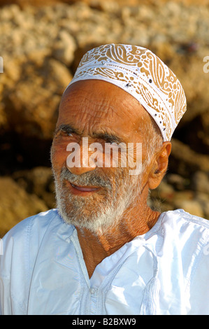 Ritratto di un vecchio uomo che indossa il tradizionale copricapo Kummah, Sur, Oman Foto Stock