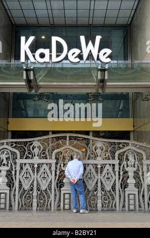 Ingresso di KaDeWe, Kaufhaus des Westens, Department Store del West, Berlino, Germania, Europa Foto Stock