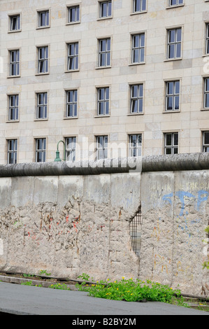 Rimane originale del muro di Berlino in Niederkirchnerstrasse, Detlev Rohwedder casa sul retro, ex dipartimento dell'aviazione durante il Foto Stock