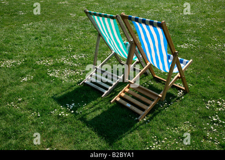 Sedie a sdraio in St James Park, Londra, Inghilterra, Gran Bretagna, Europa Foto Stock