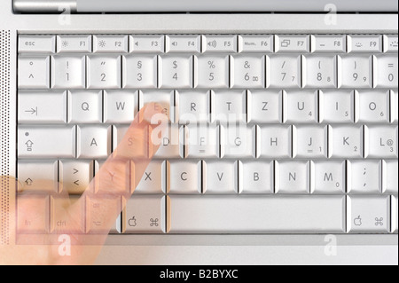 MacBook Apple Pro Keyboard, un dito sul simbolo Euro Foto Stock