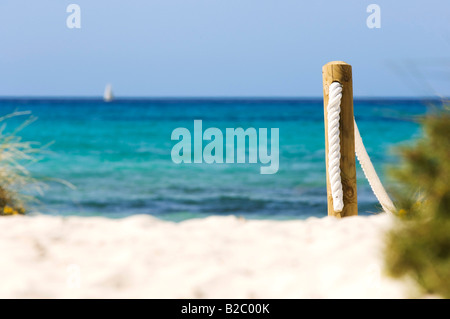 Spiaggia, mare Mediterraneo, barca a vela, Platja des Trenc, Maiorca, isole Baleari, Spagna, Europa Foto Stock