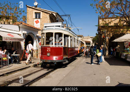 Mercato in Soller il sabato con un tram a Port de Soller, Maiorca, isole Baleari, Spagna, Europa Foto Stock