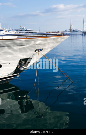 Motor yacht nel porto, Portals Nous, Maiorca, isole Baleari, Spagna, Europa Foto Stock