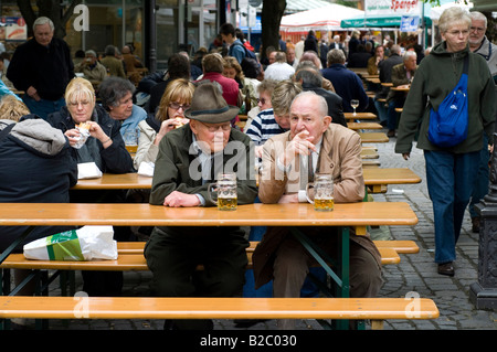 I cittadini anziani a bere birra in un giardino della birra al Viktualienmarkt, Monaco di Baviera, Germania, Europa Foto Stock