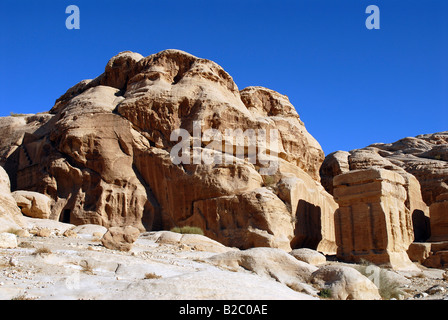 Blocchi di Djinn, tombe in pietra risalente al 1 secolo A.C. lungo il Bab Al-Siq vallata che conduce fino al Siq o gola, il entran Foto Stock