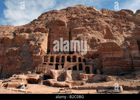 Urn-recinto sul re della parete, tombe scavate nella roccia nell'antica Nabataean rock città di Petra, Giordania, Medio EAS Foto Stock