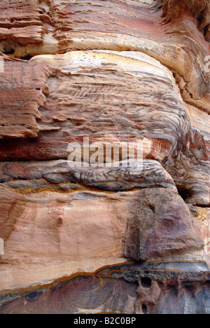 Granella multicolore in formazioni rocciose nella antica Nabataean rock città di Petra, Giordania, Medio Oriente e Asia Foto Stock