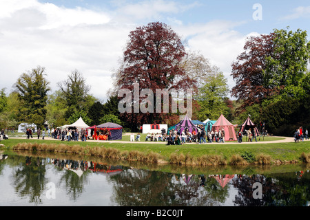 Tenda medievale di camp e bancarelle nei giardini del palazzo, Renaissancefest o Renaissance festival presso il castello moated Wasserschlos Foto Stock