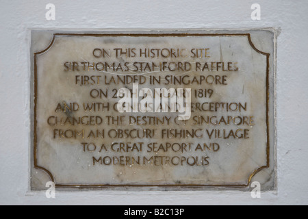 Piastra sulla statua di Sir Thomas Stamford Raffles, città del fondatore, Singapore, Singapore Repubblica, sud-est asiatico Foto Stock