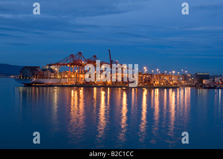 Contenitore in porto la sera, Vancouver, British Columbia, Canada, America del Nord Foto Stock