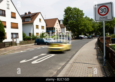 Guida auto velocemente sulla 30 Street marcatura, Germania, Europa Foto Stock