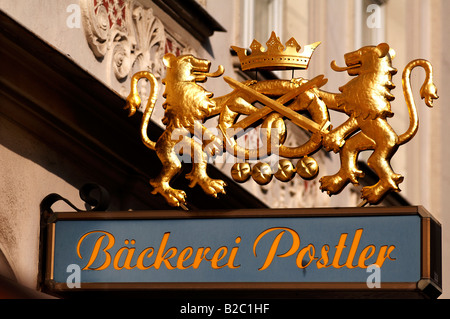 Segno al di sopra di un panificio che mostra due leoni tenendo un pretzel, Bamberg, Alta Franconia, Baviera, Germania, Europa Foto Stock