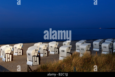 Sedie a sdraio sulla spiaggia del Mar Baltico in serata, Boltenhagen, Meclemburgo-Pomerania Occidentale, Germania, Europa Foto Stock