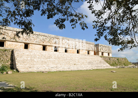 Il Palazzo del Governatore, il sito di scavo Maya, Uxmal, Yucatan, Messico, America Centrale Foto Stock