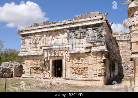 Il convento delle monache, vista laterale, zona centrale, a Chichen Itza, nuova meraviglia del mondo, Maya e toltec scavo archeologico Foto Stock