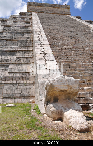 Pietra scolpita, testa di serpente ai piedi della scalinata che conduce al tempio di Kukulkan Pyramide, Zona Nord, a Chichen Itza, nuovo vinto Foto Stock