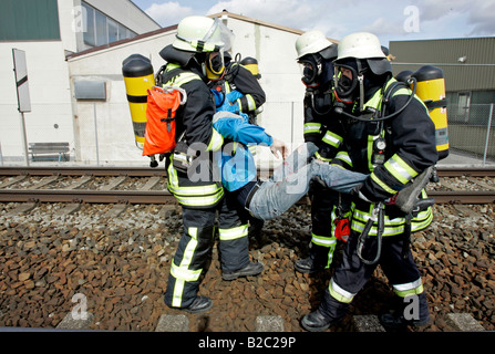 I vigili del fuoco di indossare respiratore salvataggio attori durante un comando di emergenza del trapano, vicino a Poing, in Baviera, Germania, Europa Foto Stock